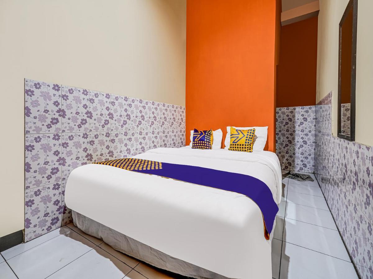 Hotel Spot On 91186 Losmen Yanti à Bandung Extérieur photo