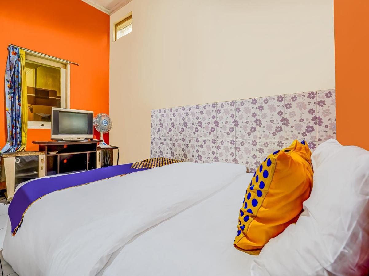 Hotel Spot On 91186 Losmen Yanti à Bandung Extérieur photo